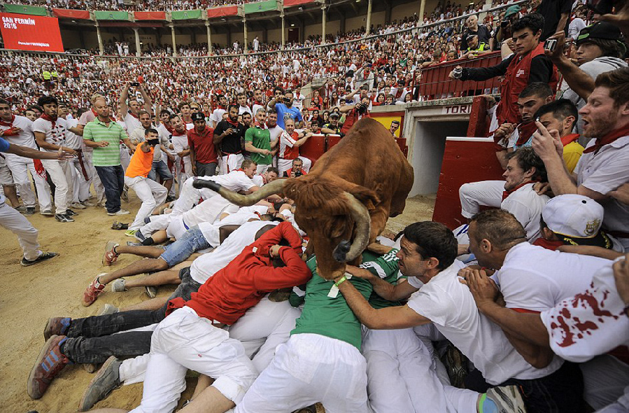 半岛体育app-TheShy回归赛场，惊险取胜首场状态亮眼，西班牙队观众沸腾！-半岛体育app